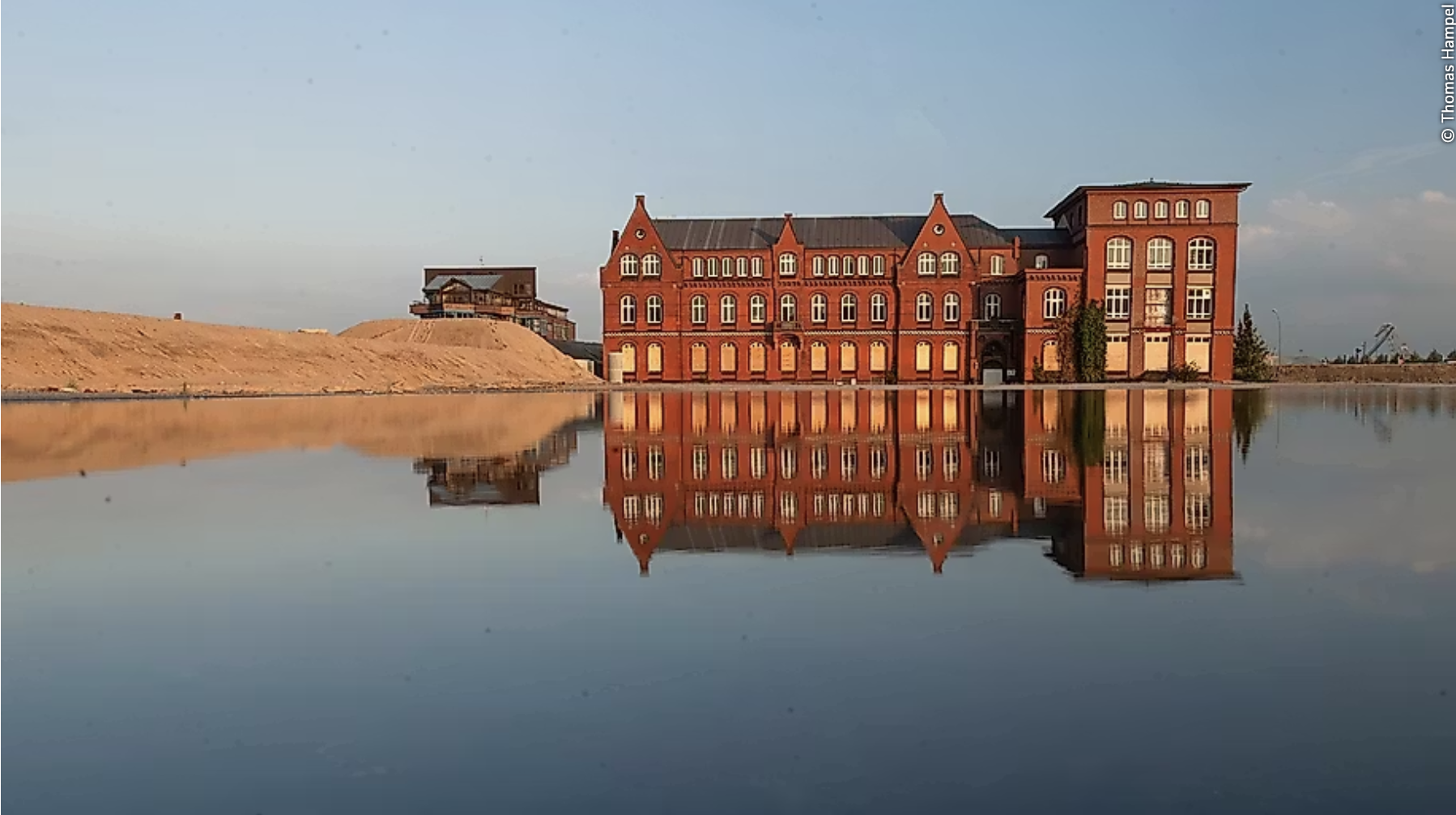 Die 31. OPEN ART-Ausstellung im Überseequartier richtet bis Mitte September unter dem Titel „Stadt im Fluss“ den Blick auf die eigene Geschichte.