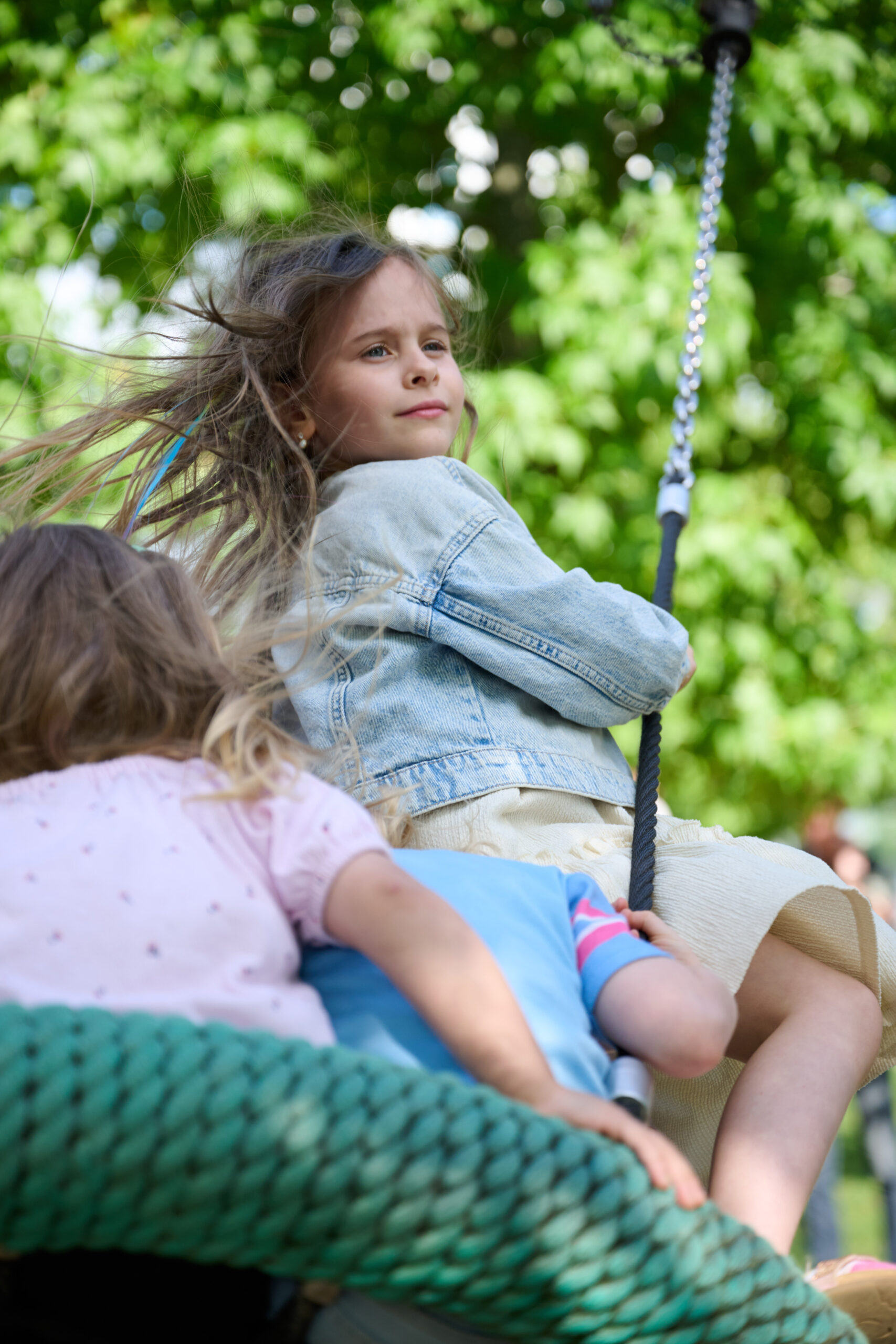 Piratensommer Hafencity Mädchen auf Schaukel