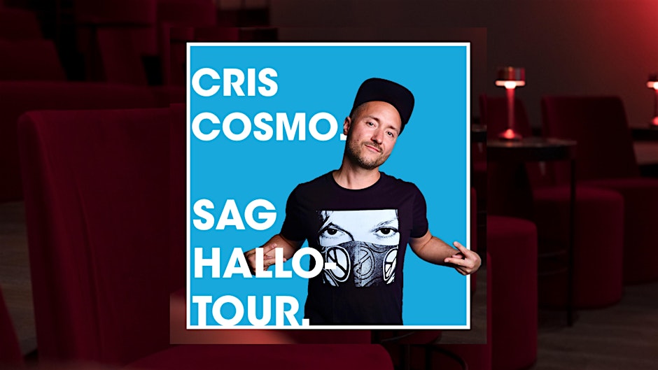 Cris Cosmo performt die Sag Hallo-Tour in der HafenCity! Wann: Samstag, 15. November 2025, Einlass: 19:30 Uhr | Beginn: 20 Uhr, Wo: Hafenbühne im PIERDREI Hotel, Hafencity