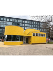 Gemeinschaftshaus Grasbrookpark, hier versammeln sich im Sommer viele Menschen zum Piratenfest