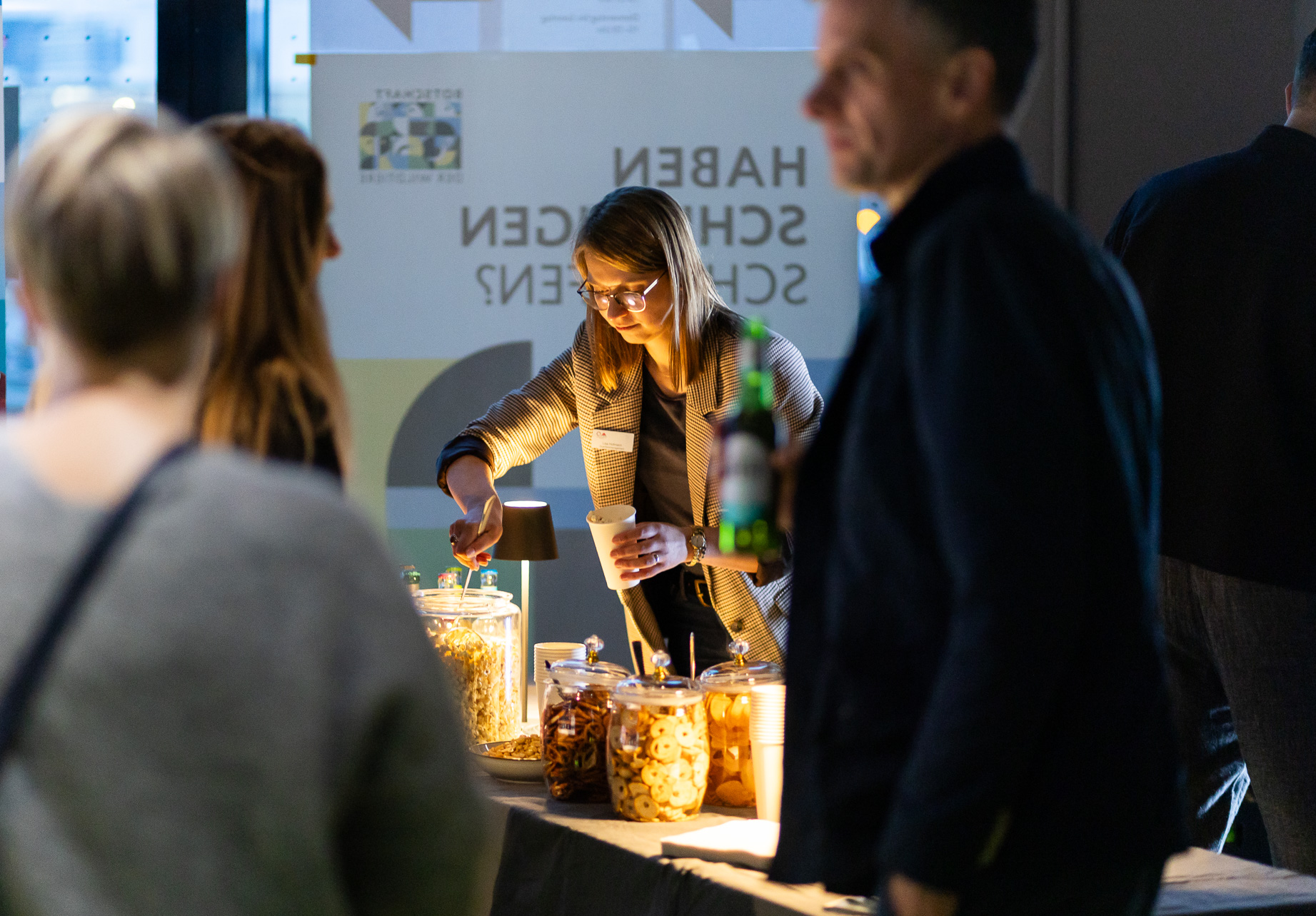 Popcorn-Ausgabe Quartierskino in der Botschaft der Tiere, Hafencity Quartiersmanagement