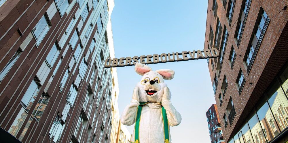 Ein fester Bestandteil im Osterprogramm der HafenCity ist das Familienevent im Überseequartier Nord. Am 4. April 2026 besucht „Hansi Überhase“ das Quartier und verteilt kleine Überraschungen.