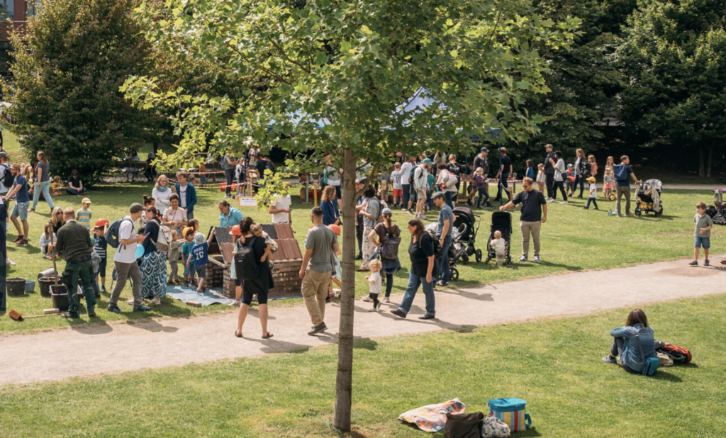 Beim Kinderspaß im Lohsepark erwartet Familien ein kostenloses Mitmachprogramm mit Basteln, Bauen, Musik und Workshops.