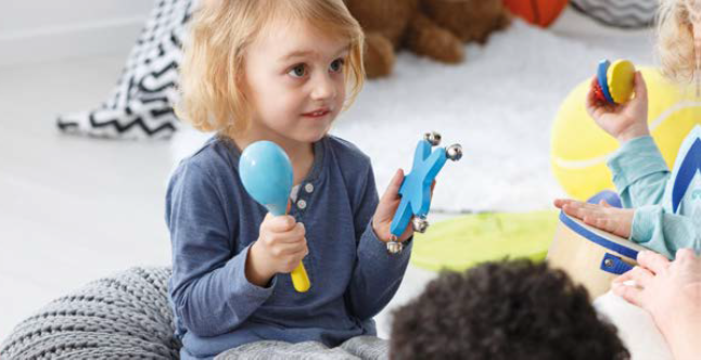 Mit Instrumenten, Tänzen und Bewegungsspielen sammeln Kinder und Eltern gemeinsam und spielerisch musikalische Erfahrungen.