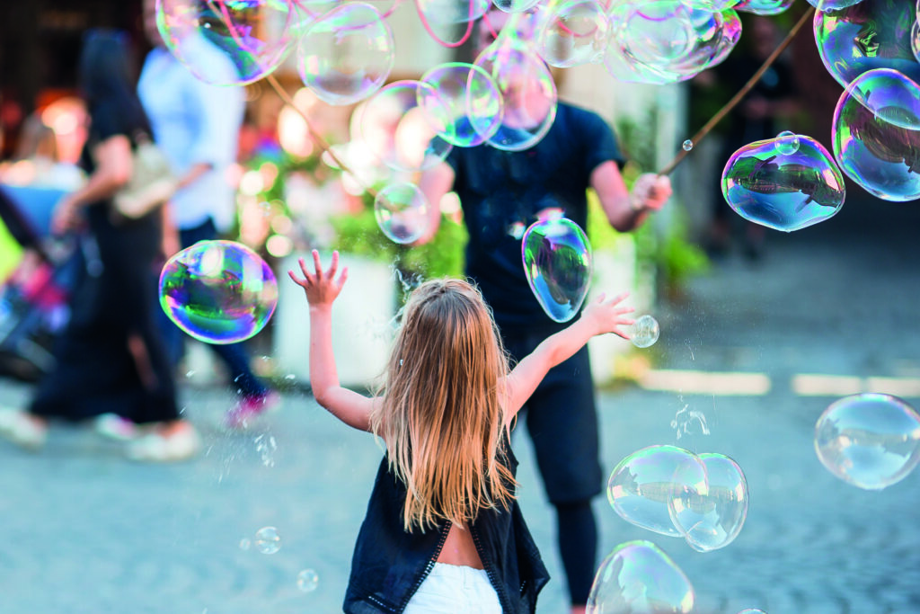 Freut euch auf ein buntes Fest mit Bühne, Bands und Chören aus dem Quartier, Flohmarkt, Kinderprogramm sowie Essen und Getränken