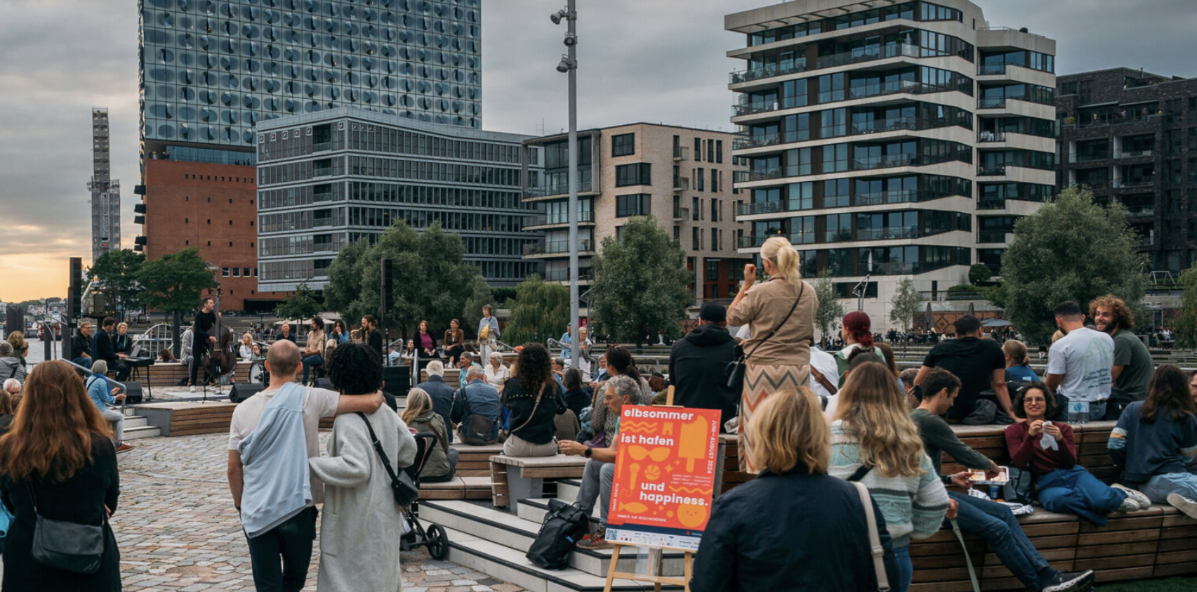 Sunset Sound am Strandkai: Live-Musik, Getränke und Elbblick an drei Sommerabenden in der HafenCity. Eintritt frei.