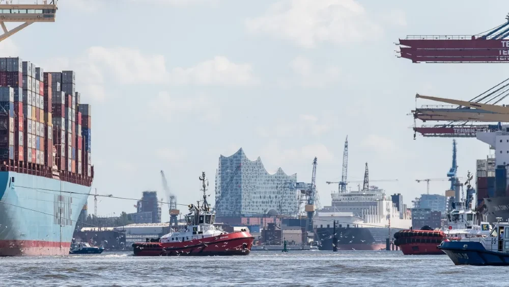 Bei einer Barkassenfahrt mit der Hamburg Port Authority erhalten Interessierte Einblicke in die Landstromversorgung im Hafen