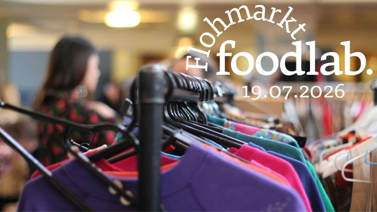 kleidungsstücke hängen an einem Kleiderständer beim ersten Foodlab Flohmarkt