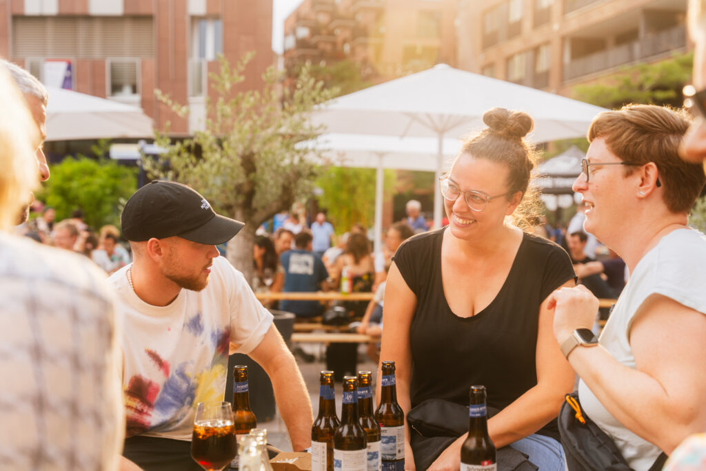 SummerBeats HafenCity bringt am 28. und 29. August 2026 Live-Musik, DJs, Streetfood und Drinks auf den Marktplatz am Überseeboulevard.