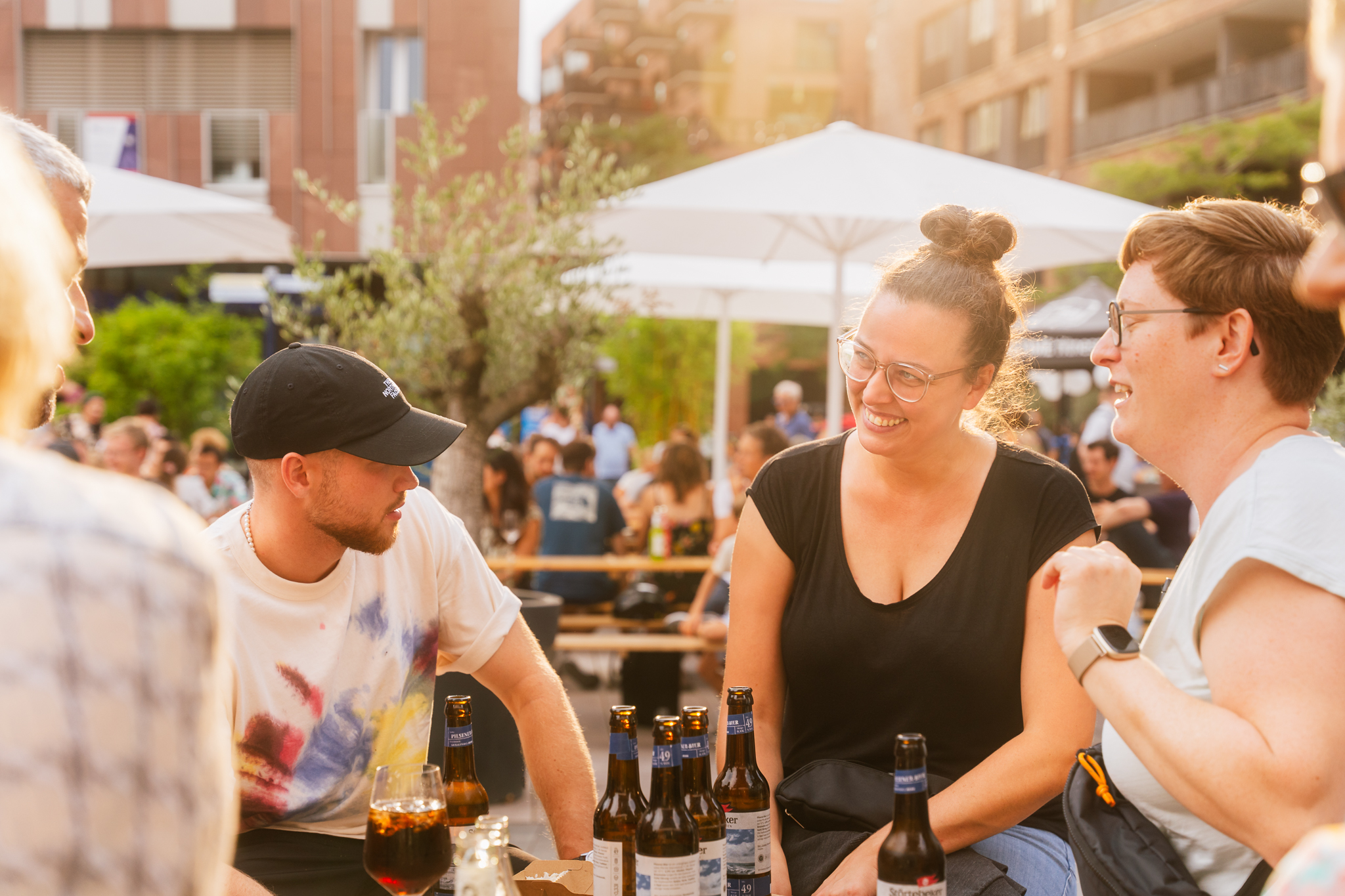SummerBeats HafenCity bringt am 28. und 29. August 2026 Live-Musik, DJs, Streetfood und Drinks auf den Marktplatz am Überseeboulevard.