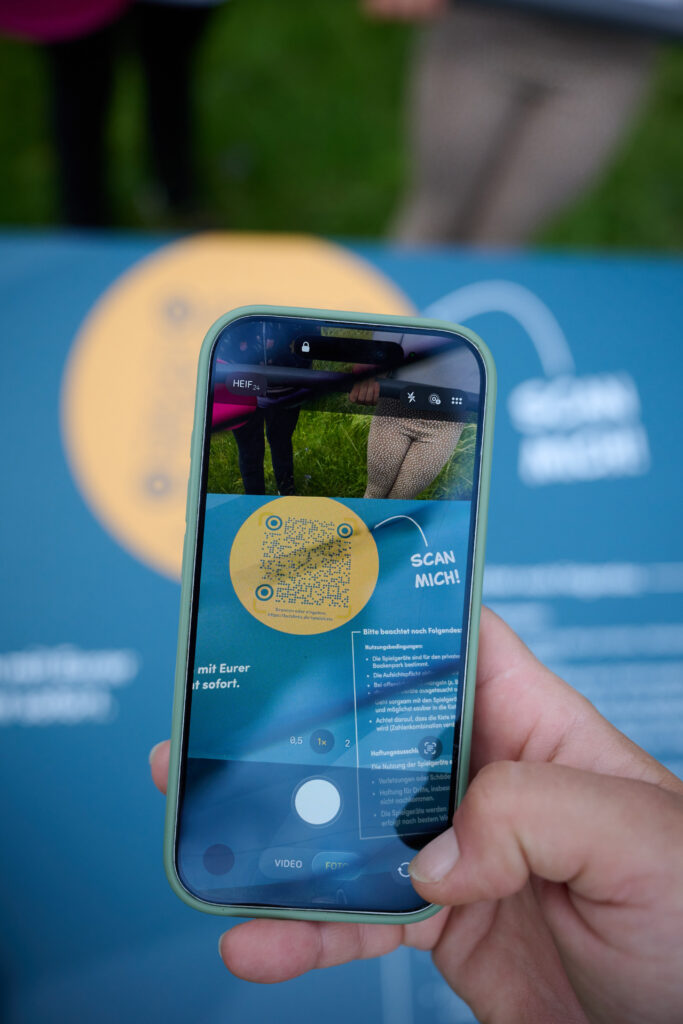Per QR-Code registrieren, Zahlencode erhalten und die Spielekiste direkt vor Ort öffnen.