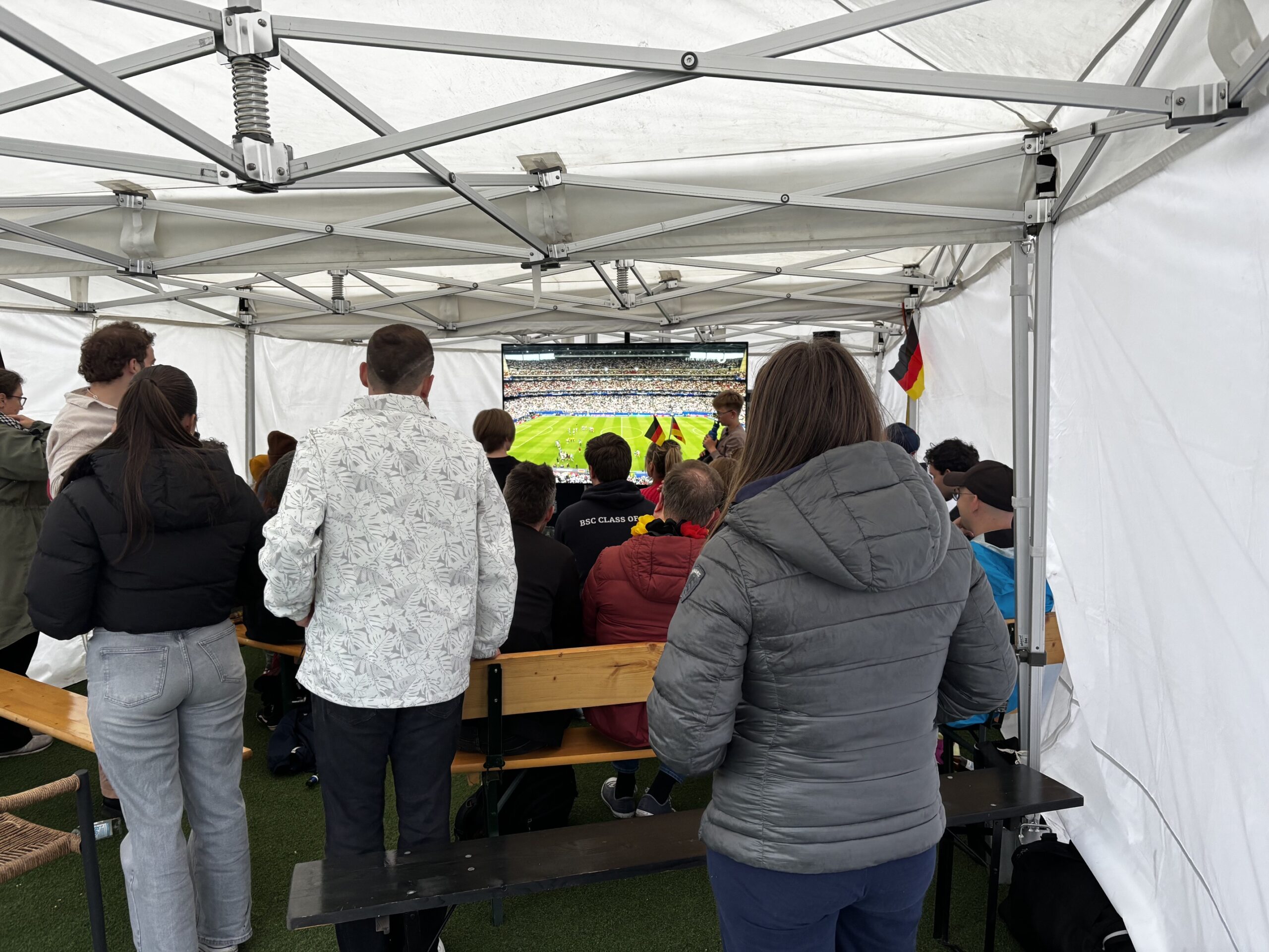 Gemeinsam Fußball schauen: Das Public Viewing im Oberhafen zog zahlreiche Besucherinnen und Besucher auf die HafenKante.