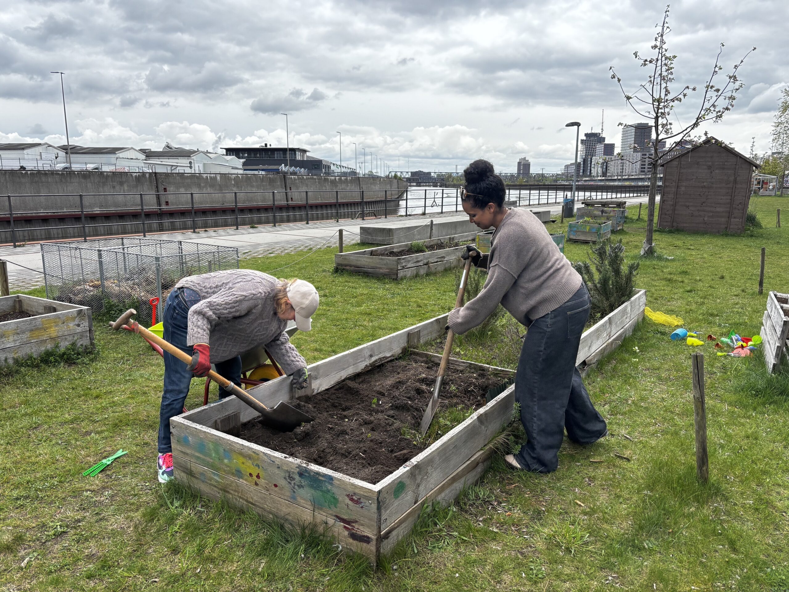Gärtnern als Gemeinschaftsprojekt: Der Oberhafen Garten wird gemeinsam mit Menschen aus dem Quartier weiterentwickelt.