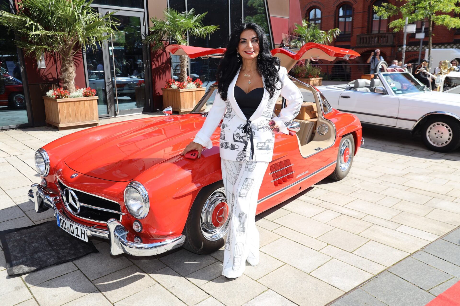 Automobile Klassiker treffen auf Kunst: Bei Nissis Kunst auf Rädern werden Oldtimer und Youngtimer in der HafenCity zum Mittelpunkt eines Tages mit Ausstellung, Musik und Charity-Aktionen.
