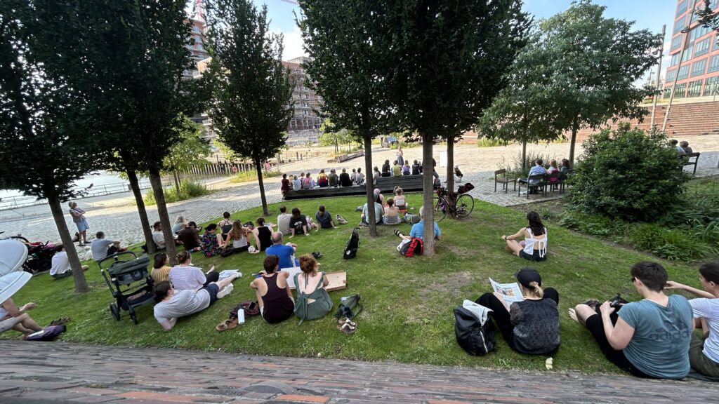 Promenade wird zur Bühne: „Wortflut“ bringt Poetry Slam unter freiem Himmel an den Amerigo-Vespucci-Platz.