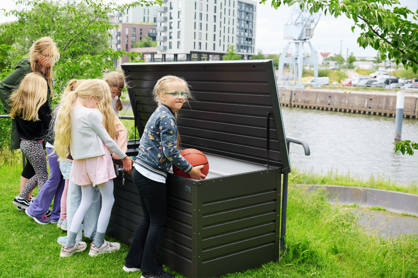 Im Baakenpark wartet die neue Verleihkiste mit Spielen und Bewegungsmaterialien auf ihren Einsatz.