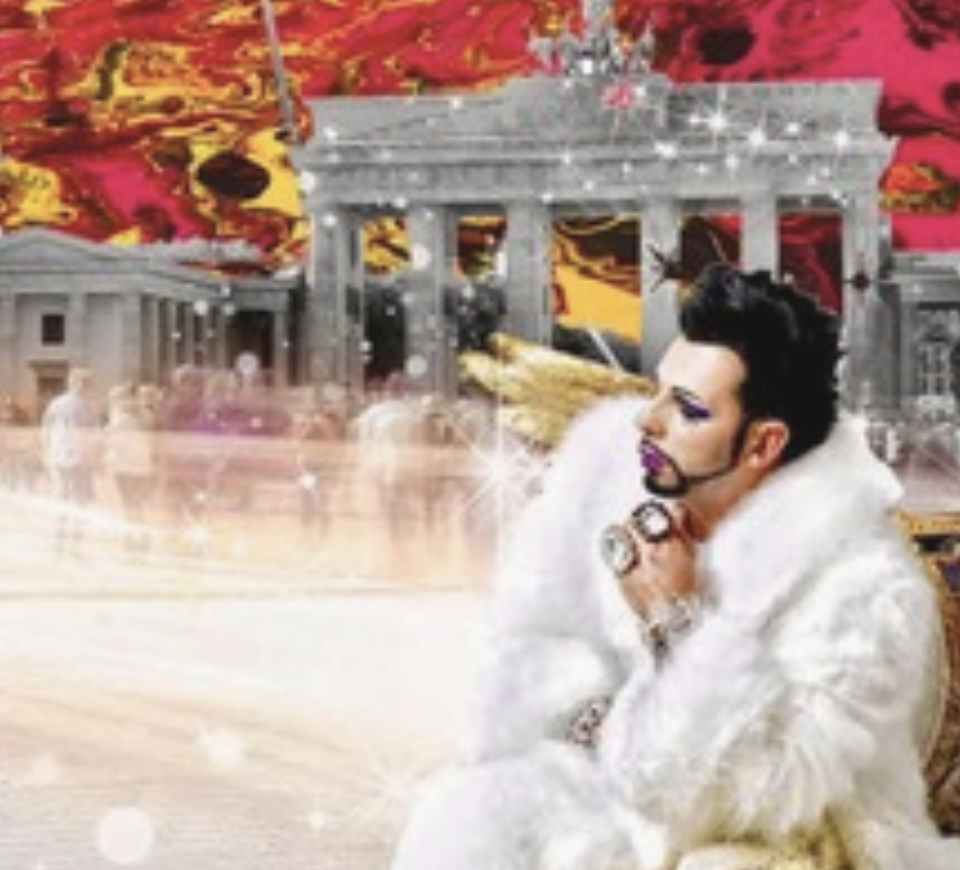 Harald Glööckler im weißen Pelzmantel vor einer Collage mit dem Brandenburger Tor und leuchtenden roten, pinken und goldenen Farbflächen.